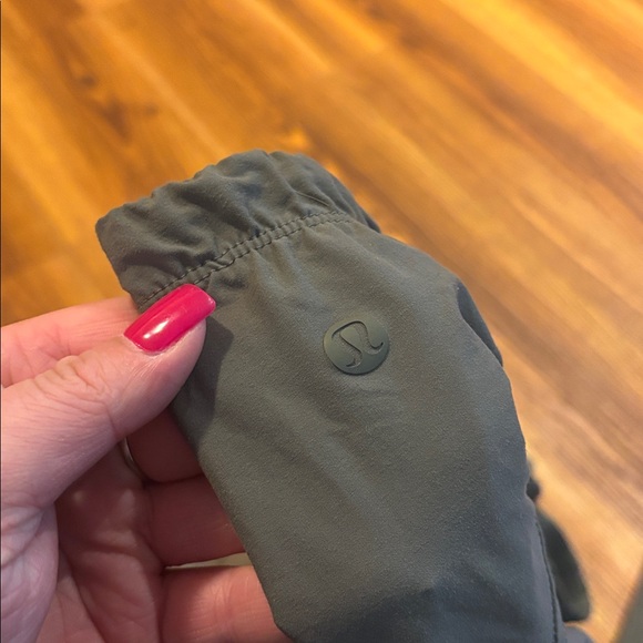 Lululemon Lightweight Mid-Rise Barrel-Leg Cropped Pant - Picture 4 of 4